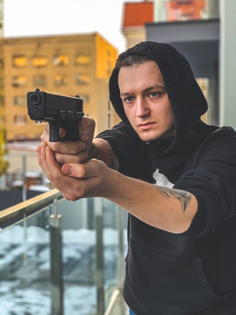 Страйкболіст з пістолетом