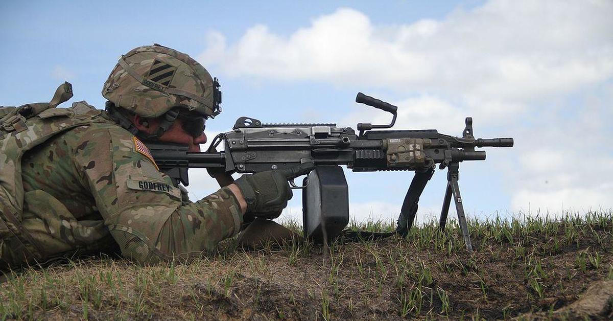 ></figure>
<!-- /wp:image -->


<h2>Хоп-ап</h2>



<p>Регульований, барабанного типу, під відкидною кришкою ствольної коробки. Доступ - 2 кнопки в районі прицільної облатки.</p>



<h2>Прицільні пристосування</h2>



<p>Відкритого типу, мушка НЕ ​​складна, можна відрегулювати по висоті за допомогою мушковерта. Цілком не знімний, регульований, має компенсацію відстані, діоптричний. У прицільної планки є можливість регулювання по вертикалі і горизонталі. Для установки оптичних або коліматорних прицілів і іншого додаткового устаткування передбачена рис-планка.</p>



<h2>Магазин</h2>



<p>Електро-бункерний на 2400 куль. Живлення окреме, батарейками (АА). Три режими роботи: подача куль вимкнена, відбувається весь час, при стрільбі. Важіль скидання знаходиться на магазині. Крім короба в базовій комплектації, кулемет сумісний зі звичайними механічними магазинами М-4-ї серії.</p>



<p>Запобіжник знаходиться над пістолетною рукояткою і представлений наскрізним піном. Перекладач вогню має 2 положення: запобіжник і автоматичний вогонь.</p>



<p>Хронограф підтвердив швидкість 110-120 м / с. А висока купчастість стрільби робить кулемет воістину незамінним для баталій.</p>



<p>Далі більше слідкуйте за нами в&nbsp;<a rel=